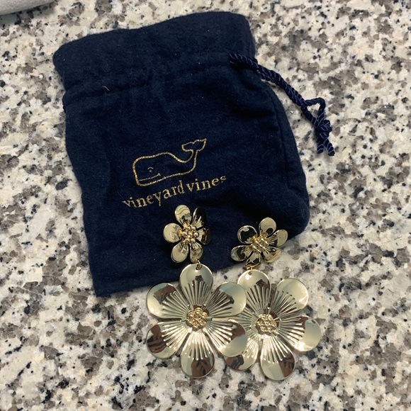 Vineyard Vines Jewelry - NWT! Vineyard vines gold flower earrings